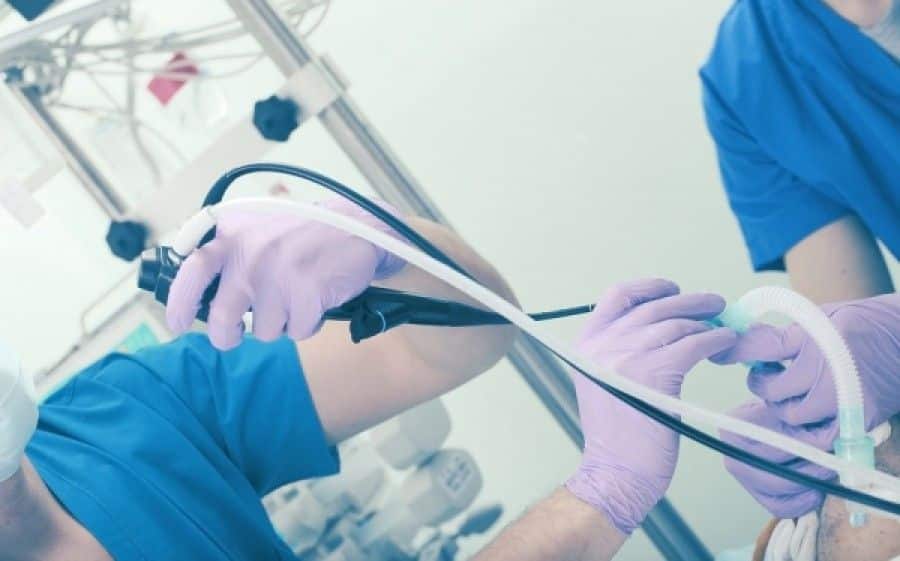 Ασθενής σε ιατρείο γαστρεντερολόγου πριν από γαστροσκόπηση με ήρεμο περιβάλλον